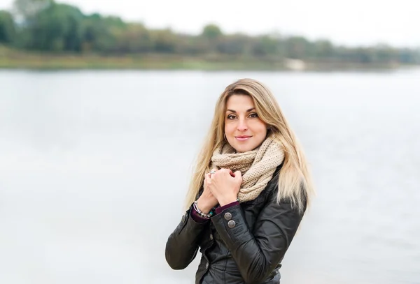 Retrato de cerca de una hermosa mujer al aire libre . — Foto de Stock