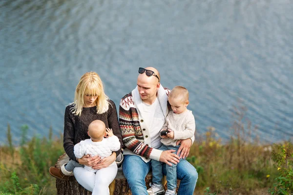 Portrait d'une famille heureuse sur le lac de fond — Photo