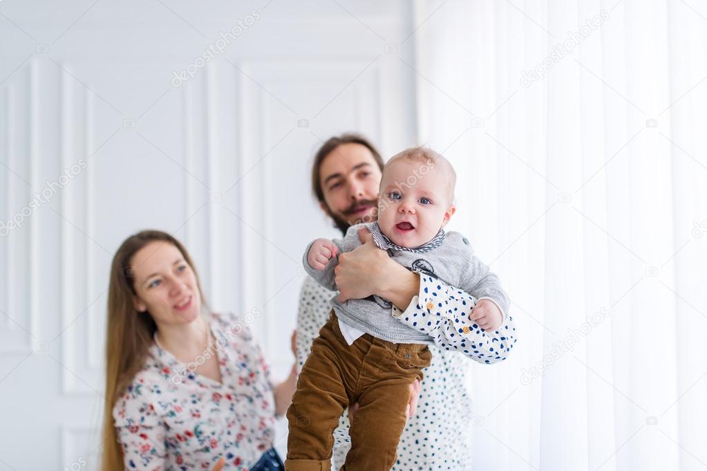 Familia Mama Papa E Hijo Bebe En Habitacion Blanca Fotografia De Stock C Avk78 Depositphotos Familia Mama Papa E Hijo Bebe En Habitacion Blanca Fotografia De Stock C Avk78 Depositphotos