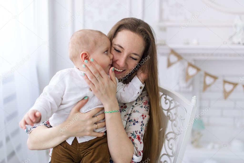 Portrait D Une Belle Jeune Mere Et De Sa Fille En Robe Blanche Photographie Avk78 C