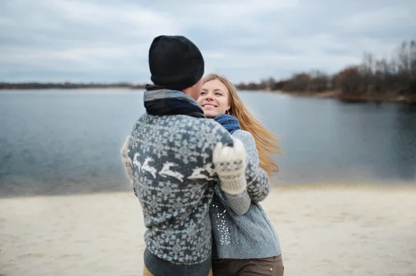 Belo casal apaixonado ficar e beijar na praia — Fotografia de Stock