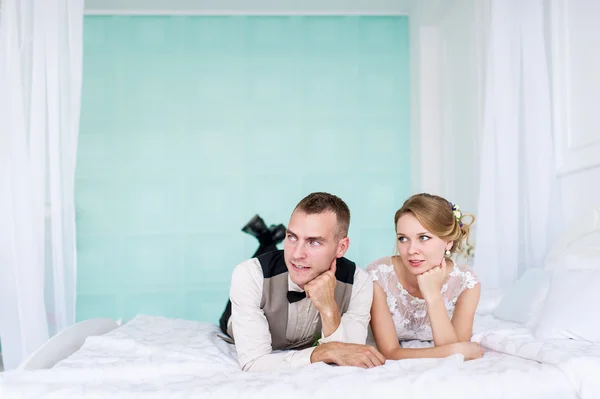 美しい花嫁とベッドの結婚式新郎 — ストック写真