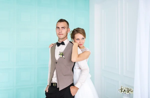 幸せな結婚カップル立って白い寝室 — ストック写真