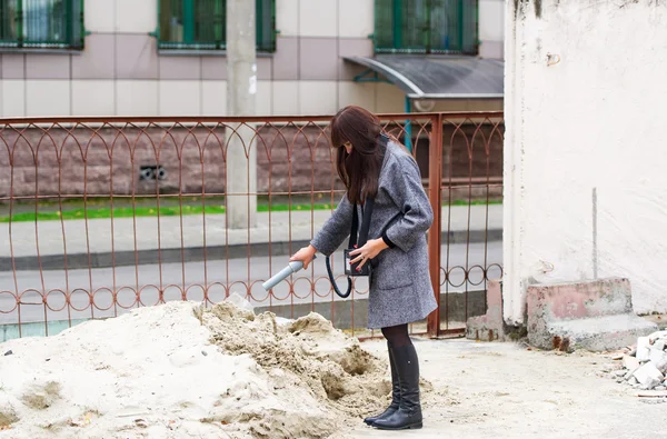 Experte überprüft weißen Sand auf Strahlung — Stockfoto