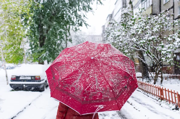 Kvinnan med ett rött paraply. Vintern har kommit. — Stockfoto