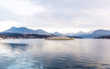Cruise gemi önünde karla kaplı Alps dağlar tepeler üzerinde Dört kanton Gölü