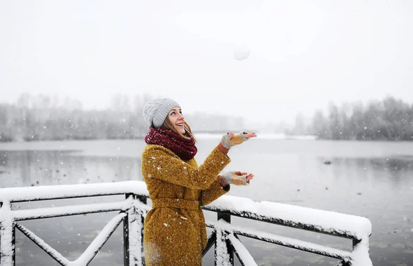 Mladá žena stojí poblíž zamrzlé jezero. — Stock fotografie