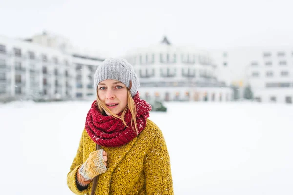 Mujer hermosa en abrigo de invierno — Foto de Stock