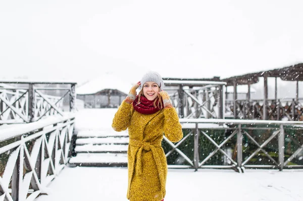 Kışlık ceketli güzel kadın. — Stok fotoğraf