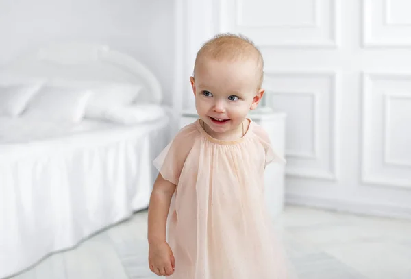 Menina loira bonito no quarto branco — Fotografia de Stock