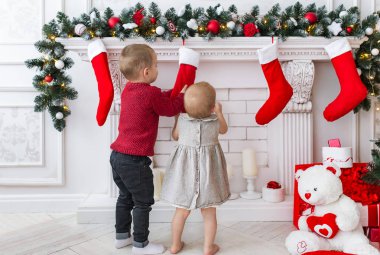 Küçük kardeşim ve bebek kız kardeşi hazırlamak için Noel