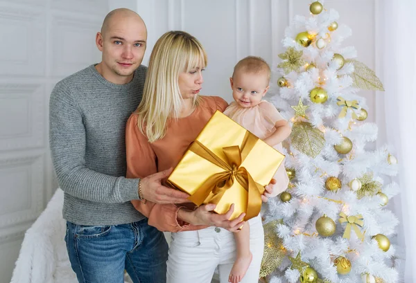 Retrato de familia feliz el día de Navidad — Foto de Stock