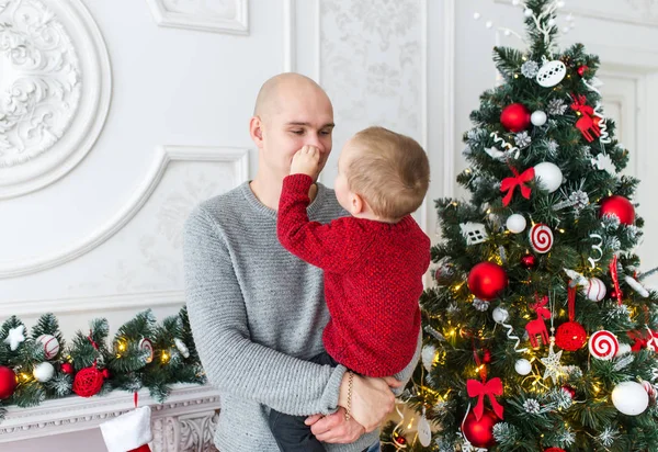 El padre y el hijo sobre el fondo de un árbol de Navidad . — Foto de Stock