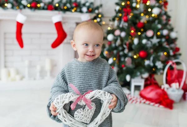 Chica divertida con cajas de regalo y árbol de Navidad en el fondo . — Foto de Stock