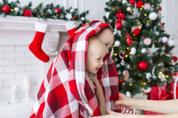 Bror och syster hälsade jul. — Stockfoto