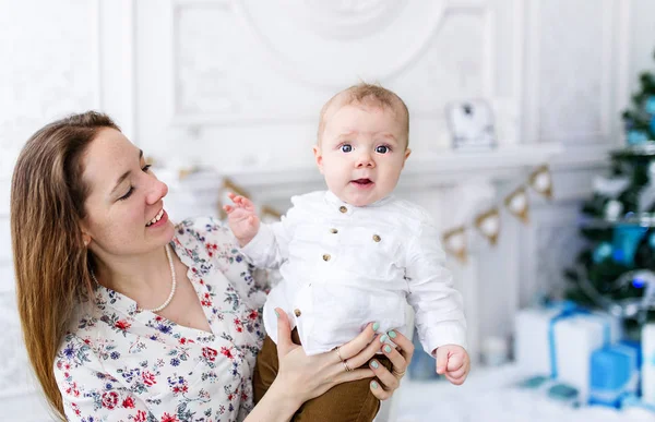 Retrato de la hermosa madre y el hijo bebé cerca del árbol de Navidad — Foto de Stock