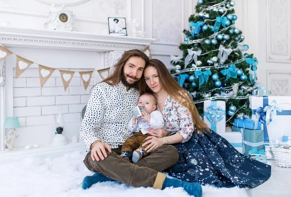 Navidad en familia en casa en habitación blanca — Foto de Stock