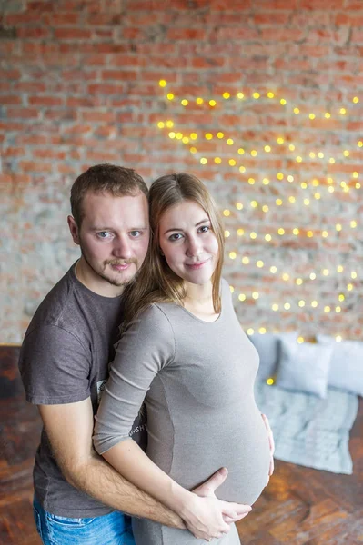 Retrato de casal feliz abraçando, mulher grávida — Fotografia de Stock