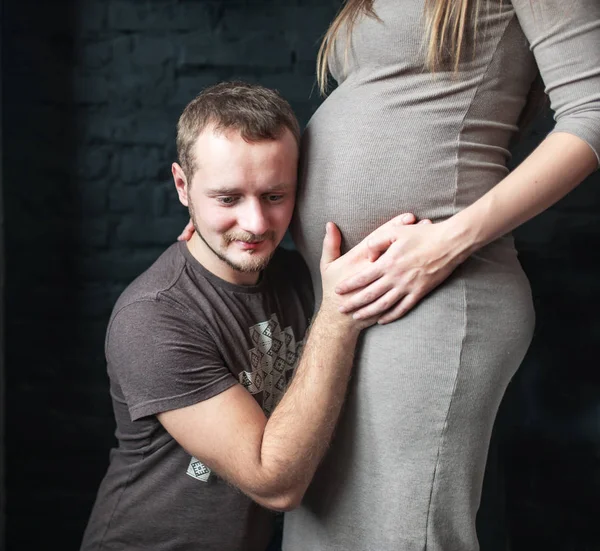 Genç adam ve hamile kadın bir bebek bekliyor — Stok fotoğraf