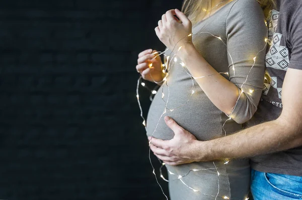 Jovem e mulher grávida esperando um bebê — Fotografia de Stock