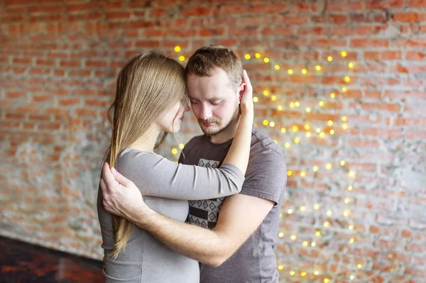 Retrato de casal abraçando, mulher grávida — Fotografia de Stock