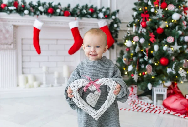 Ragazzina e grande cuore. Vacanze di Natale . — Foto Stock