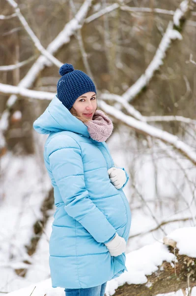 Jovem mulher grávida bonita, andando no parque de inverno — Fotografia de Stock