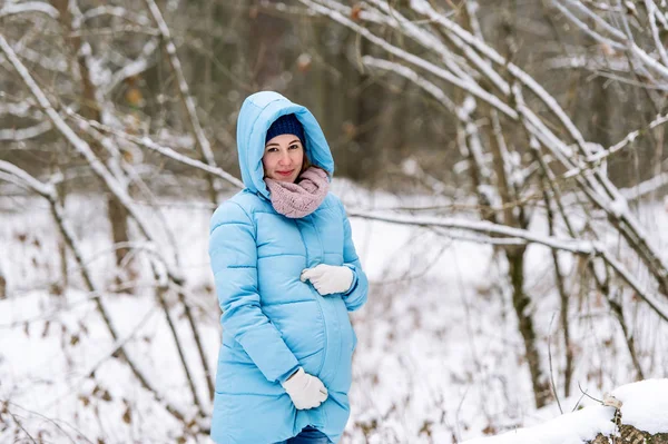 Těhotná žena v destinaci winter park — Stock fotografie