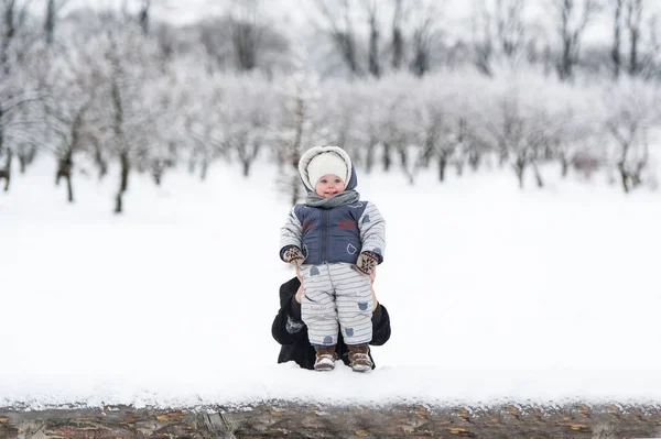 Retrato de menina no dia de inverno . — Fotografia de Stock