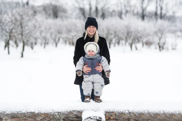 Mutter und kleine Tochter an einem schönen Wintertag. — Stockfoto