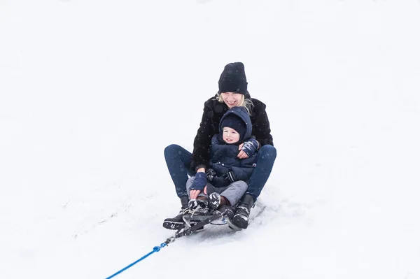 Mãe com a menina passeio trenó . — Fotografia de Stock