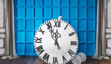 Büyük Noel saat arka plan üzerinde güzel bebek