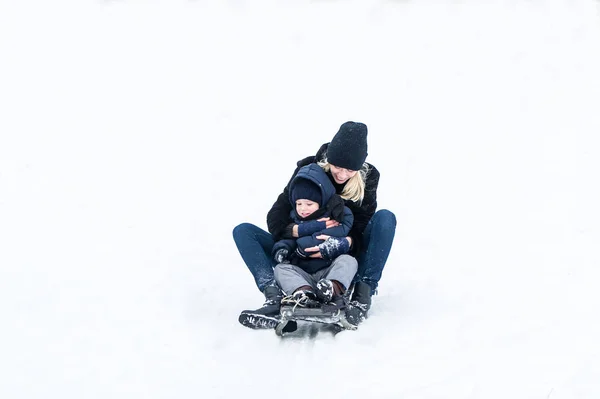 Mãe com o menino passeio trenó . — Fotografia de Stock