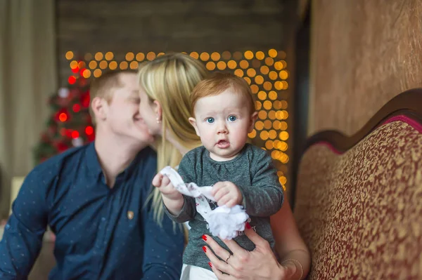 Porträt des charmanten Kindes. Küssende Eltern im Urlaub. Weihnachten und Neujahr. — Stockfoto