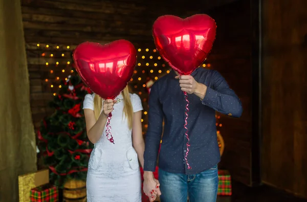 Coppia felice con palloncini invece di una testa hanno fondo — Foto Stock