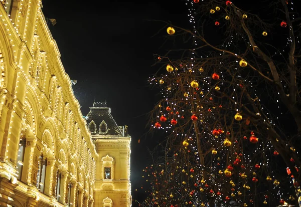 Vista nocturna de la decoración de Navidad y Año Nuevo . — Foto de Stock