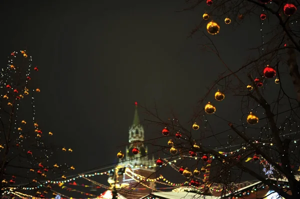 Christmas balls and garlands on the tree branches near to St. Basil's Cathedral. — Stock Photo, Image
