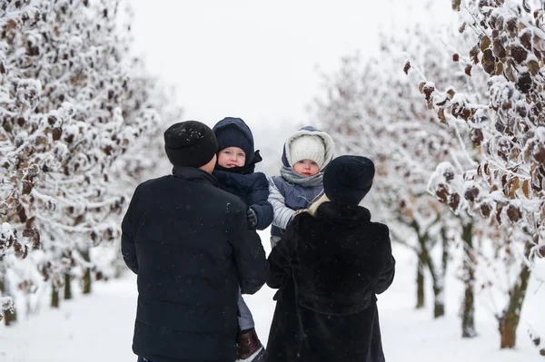 Retrato familiar en el parque de invierno . —  Fotos de Stock