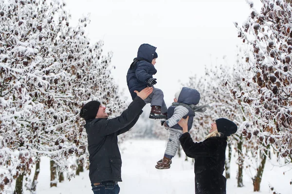 Eltern werfen die Kinder hoch — Stockfoto