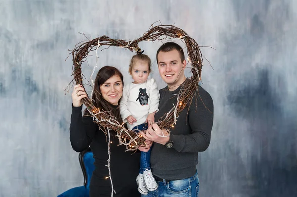 Porträt einer glücklichen Familie im Rahmen von Herzen. Liebesurlaub. Valentinstag. — Stockfoto