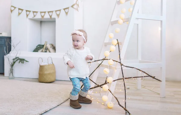 La petite fille effrayée coûte sur un sol dans la salle de lumière . — Photo