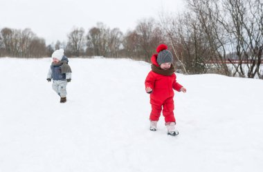 İki küçük kızlar kış aylarında ağlayan üzgün. Mutsuz yalnız çocuk
