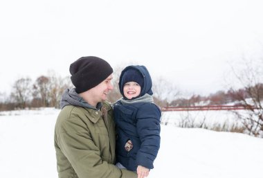 Mutlu baba ve küçük oğlu soğuk kış günü içinde portresi