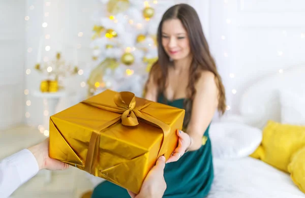 Gift in gold box for the beautiful woman for Christmas — Stock Photo, Image