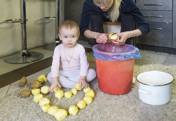 Küçük sevimli kız ve patates kalp.