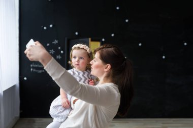 Genç güzel anne selfie kızıyla birlikte alır.