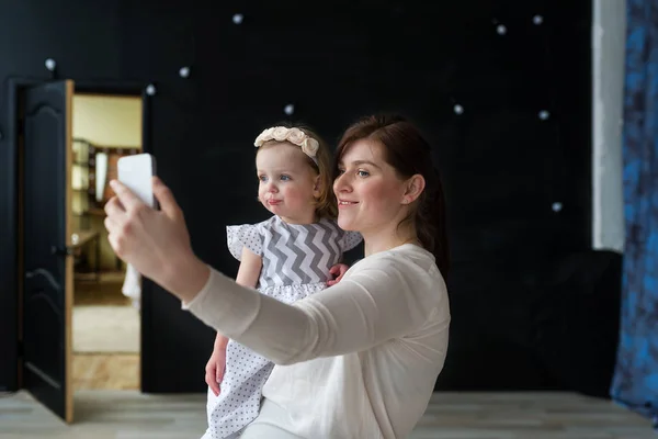 Joven hermosa madre toma selfie con su hija — Foto de Stock