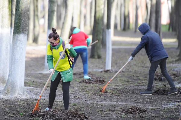 공원에서 쓰레기를 줍는 자원 봉사자의 그룹 — 스톡 사진