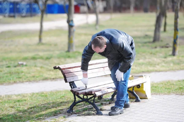 Werknemer schildert de Bank in de straat — Stockfoto