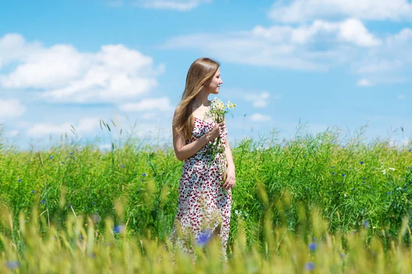 Piękna kobieta korzystających chaber pole i błękitne niebo — Zdjęcie stockowe